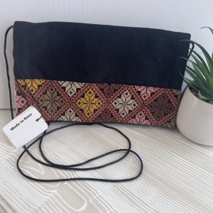 Embroidered bag
(handmade)